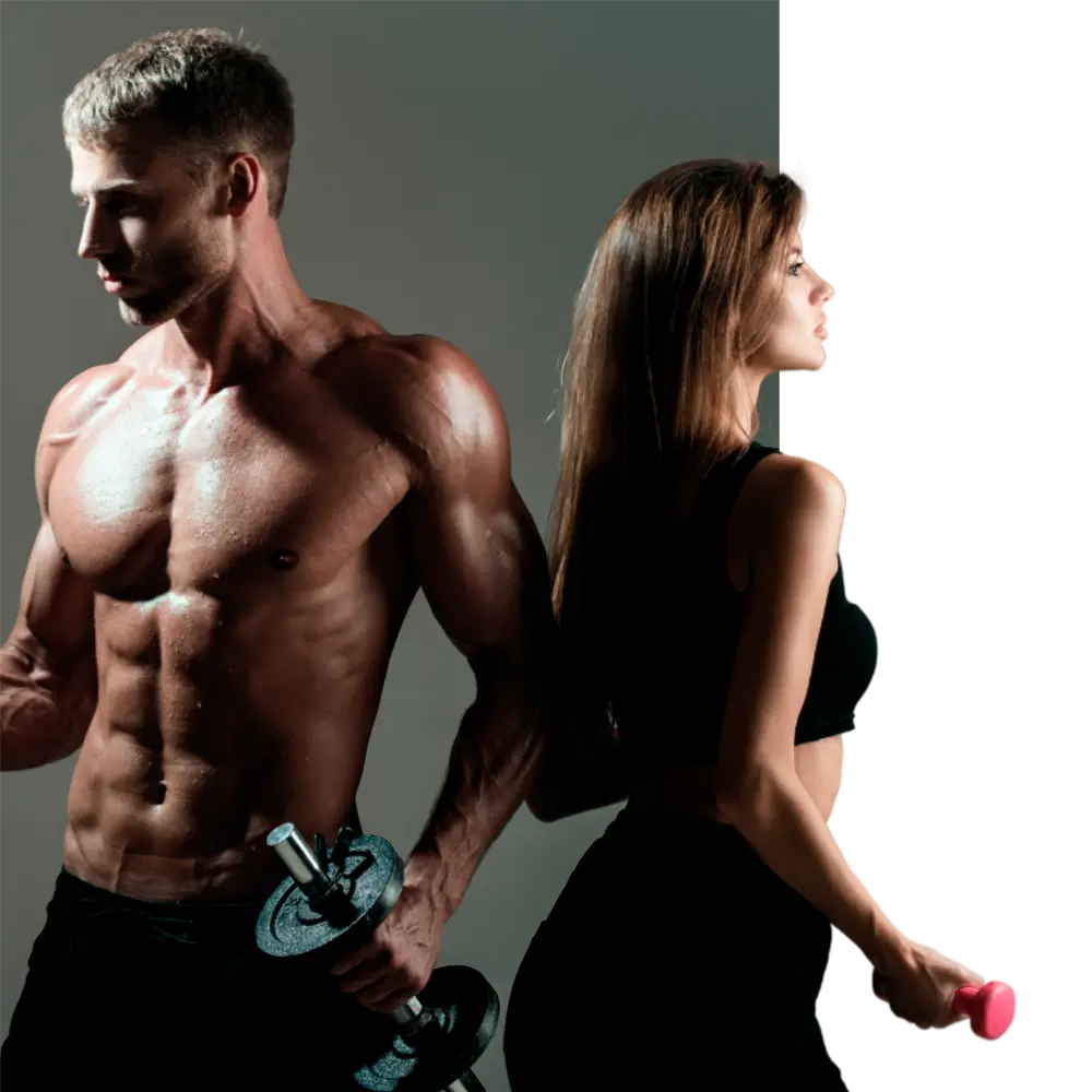 Um casal fitness malhando. O homem, com físico musculoso, está segurando halteres, enquanto a mulher, também em boa forma, está com halteres rosa. Ambos estão vestidos com roupas de academia pretas. Essa imagem pode ser usada para ilustrar a prática de atividades físicas e a importância de uma rotina de exercícios para a saúde.